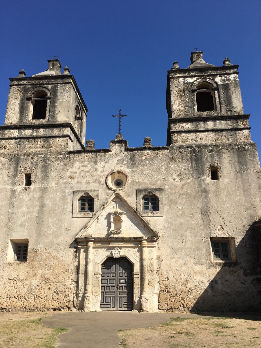 TheMobileOm's tweet photo. Looking to get your flow on? Come join us today at the beautiful Mission Concepción for a free community class at 6pm. #yogawithoubounds https://t.co/AlzyOqy0YW