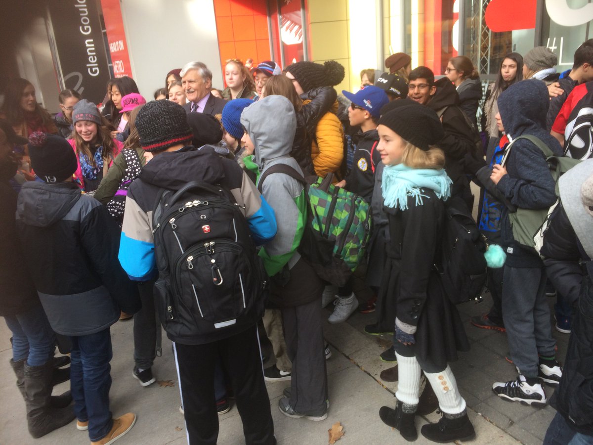 .<a href="/romeodallaire/">General Roméo Dallaire</a> leaves CBC after <a href="/cbcasithappens/">As It Happens</a> intvw &amp; he's mobbed by students from Romeo Dallaire School.*Hey there's Romeo Dallaire!*