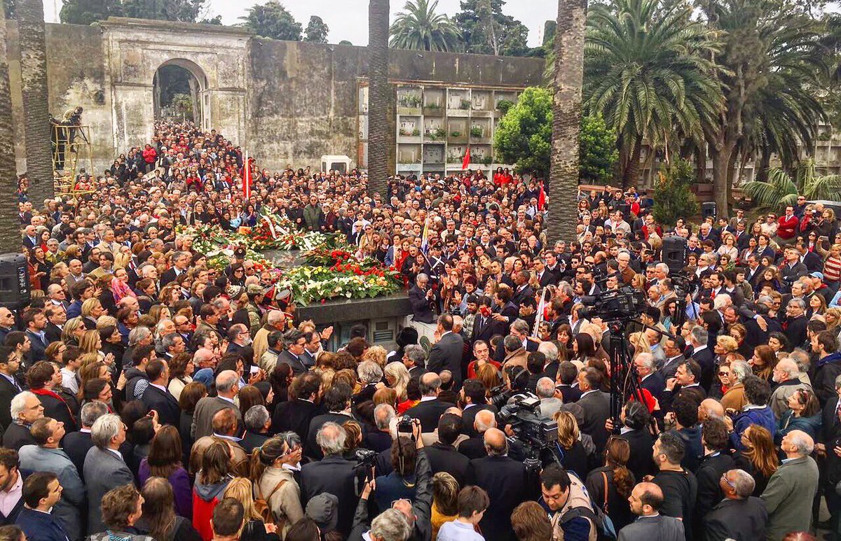 MatiasBarreto_'s tweet photo. Así fue despedido el Presidente Jorge Batlle por el pueblo uruguayo. 
Gracias por tanto!!! 
Foto: @josemacaraballo https://t.co/fMf2T7ESNH