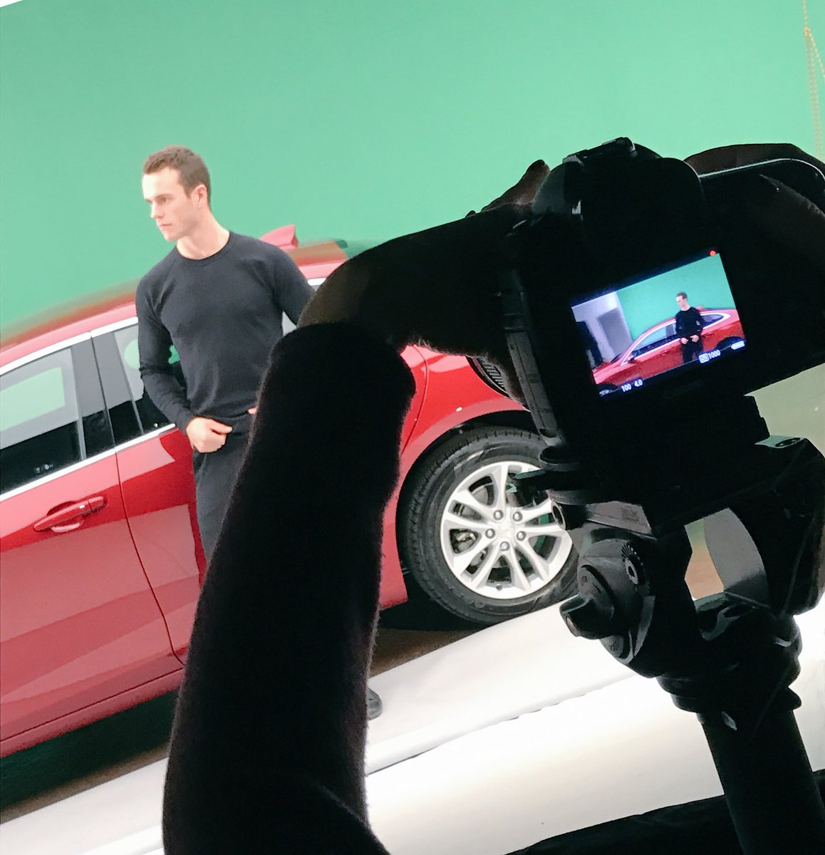 And… action!  Take a behind-the-scenes look at @JonathanToews and @88PKane's commercial shoot with @ChevyDrivesChi! https://t.co/IaPb4Lgrgg