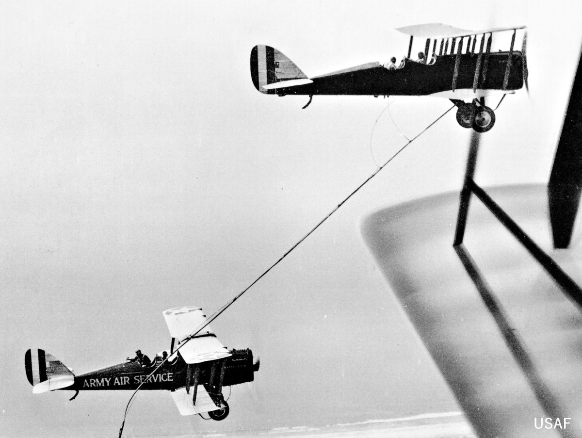 planenut27's tweet photo. AIR REFUELING
A DH-4B A.S. (top right) trails a refueling hose for Smith and Richter’s DH-4B https://t.co/Sc5GRk7WqR