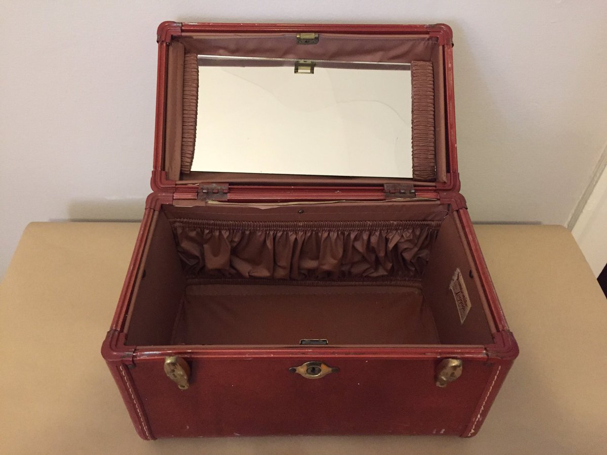 Prairiepicks's tweet photo. Vintage 1960's Samsonite Train Case/Makeup Case $65 #prairiegirlpickings #Booth313 #vintage #heritagetrailmall https://t.co/bTZphKiKiv