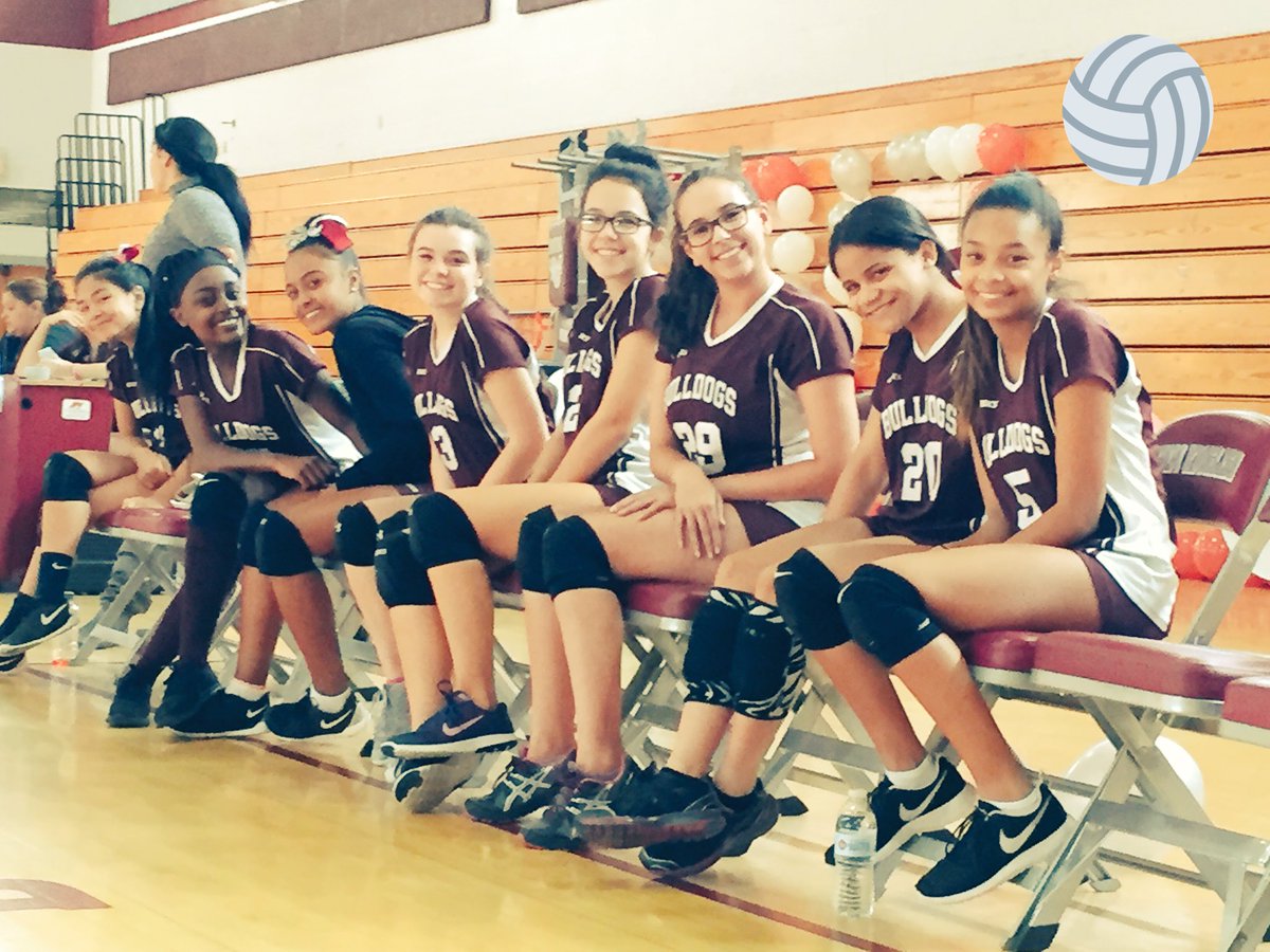 BulldogAthlete's tweet photo. Future volleyball stars awaiting their move to the varsity level.#BulldogPride #@lehsclassof2018 @lehsclass_2019 https://t.co/E2QoWsxOcc