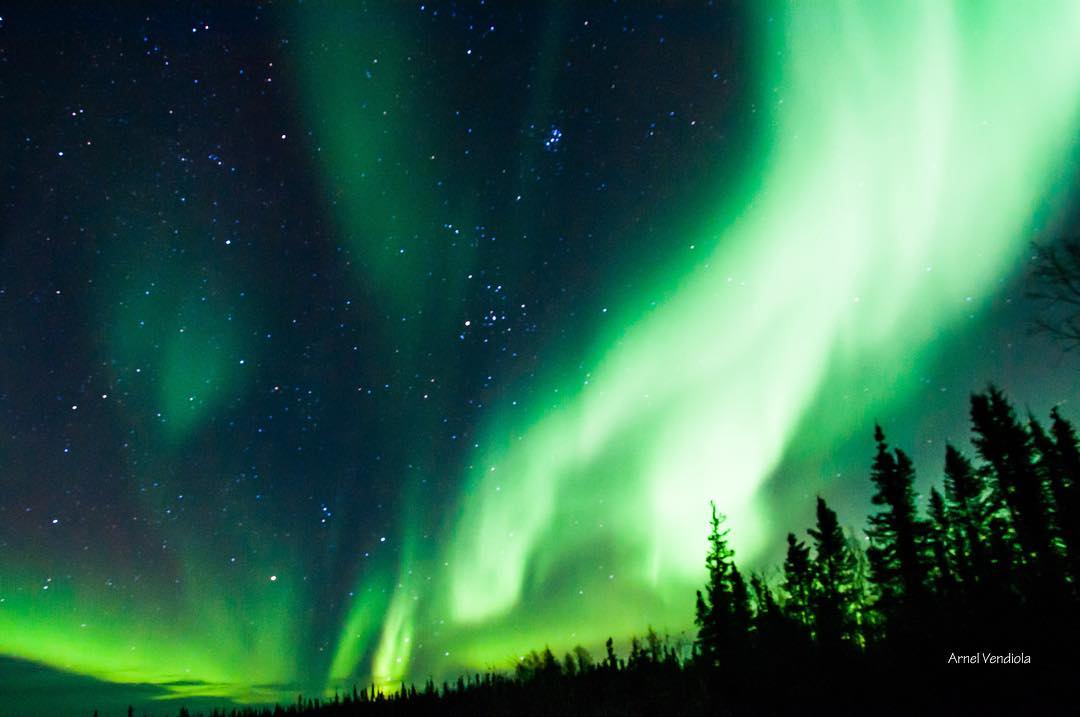ExplorezSansFin's tweet photo. Superbes aurores à #DestinationInuvik! MT @NWTAurora: Photo : arnel_v (IG) #SpectacularNWT #NorthernLights https://t.co/WwKkURrrJU