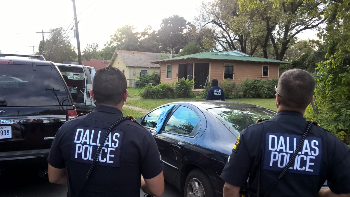MLevel_DPD's tweet photo. @DallasPDVCTF @DallasPD @DPDJunger Narcs&amp;Metro take drugs, guns, &amp; susps from  2400 Harding. WeWontStop https://t.co/gmZ0jQcWDQ