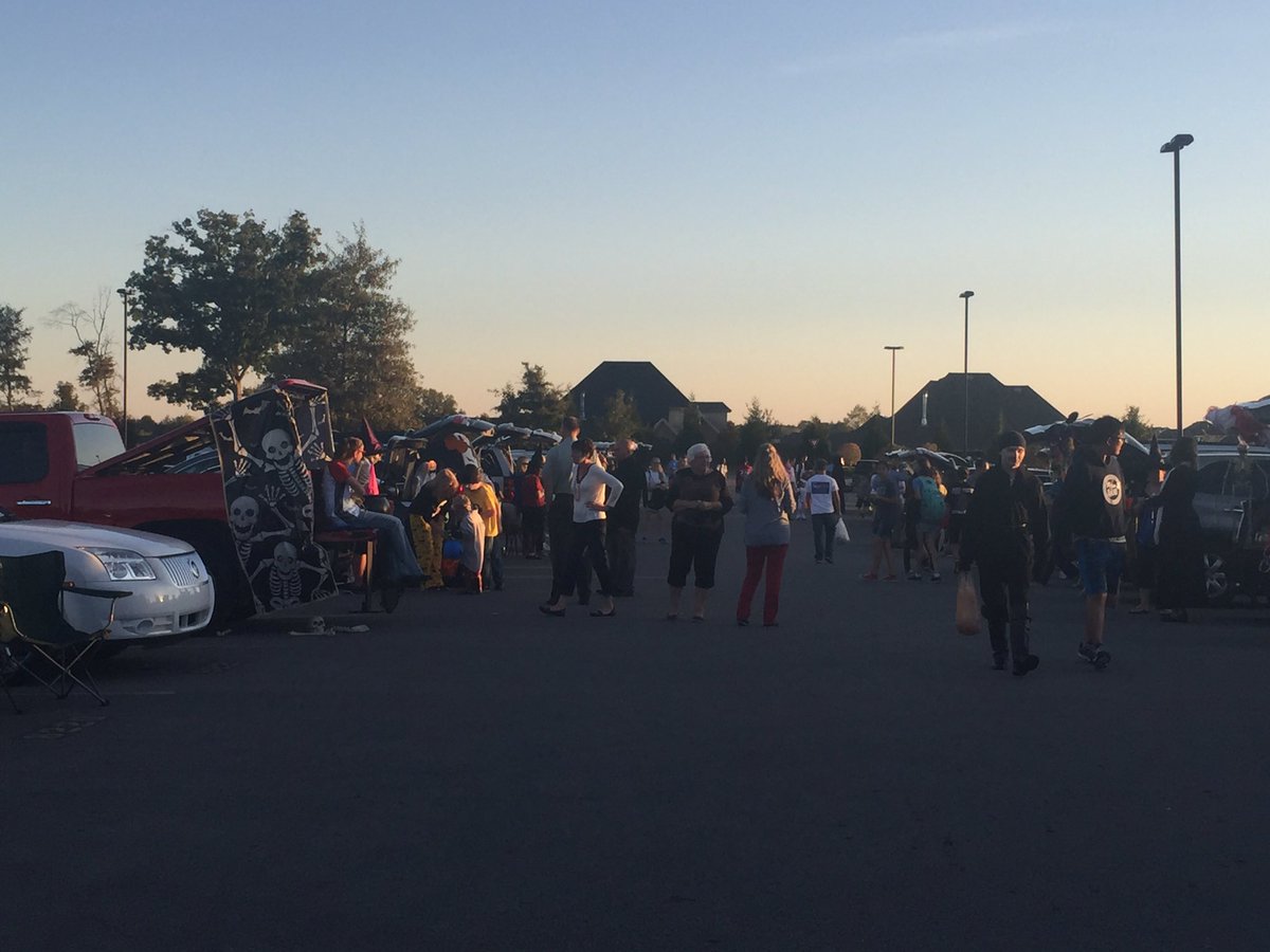 tssimons's tweet image. Awesome Trunk-or-Treat time with the @jcjetsband! 💙✈️🎃🍬👻👹☠️😺🐧🕷🐰☢️👽🤖 #ProudToBeAJet #mcsConnect