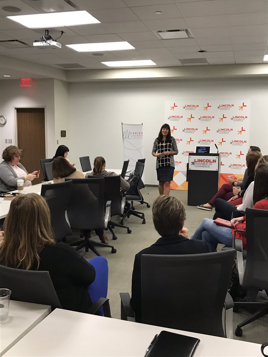 Tonight we're hearing from @Lana_Zum about coworking benefits!! #LNK