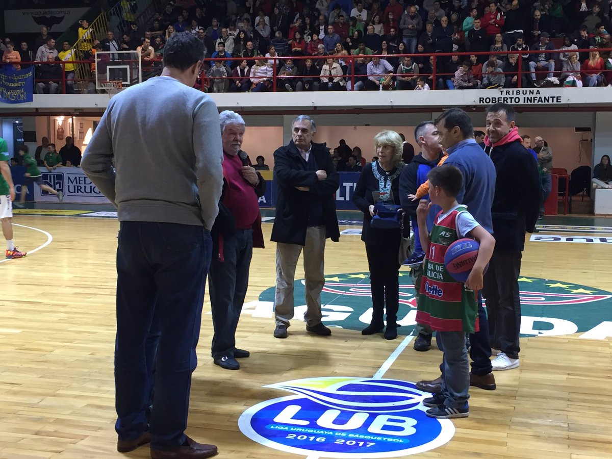 Aguada_oficial's tweet photo. Homenaje del Club a Fernando Arnicho por su extensa trayectoria en Aguada y su invaluable colaboración. https://t.co/h2RUVvestG