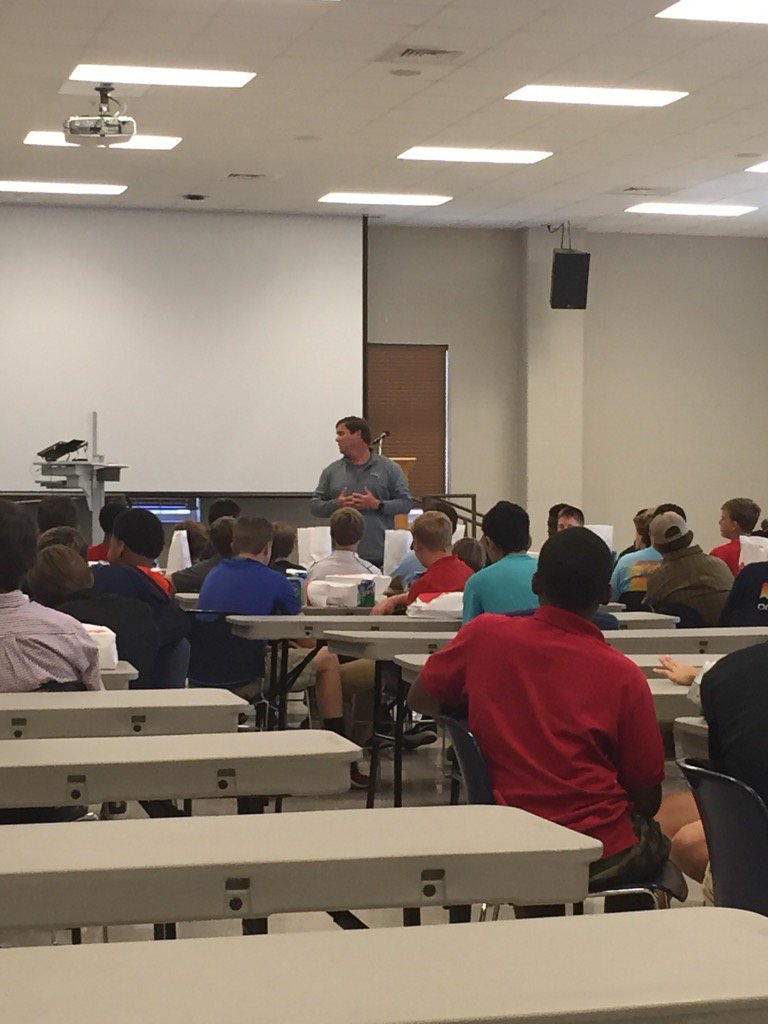 JthomasJudy's tweet photo. Thank you Coach Faulkner for speaking with the junior high football players during lunch today. https://t.co/WJGnb7egQm