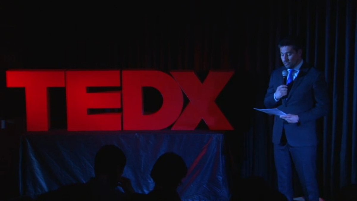 Ahora Gonzalo Arroyo comienza su exposición. Comenta usando #TEDxUDD