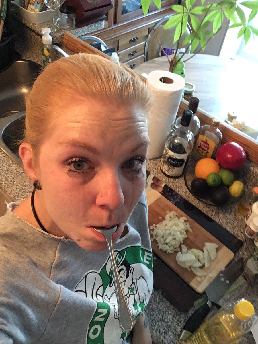 AtomicPinUp's tweet image. @BTtoronto @KevinFrankish  Ummm I think this whole "spoon trick" is shenanigans! #BTlifehacks? #stainlesssteelspoon #boohoo #choppingonions