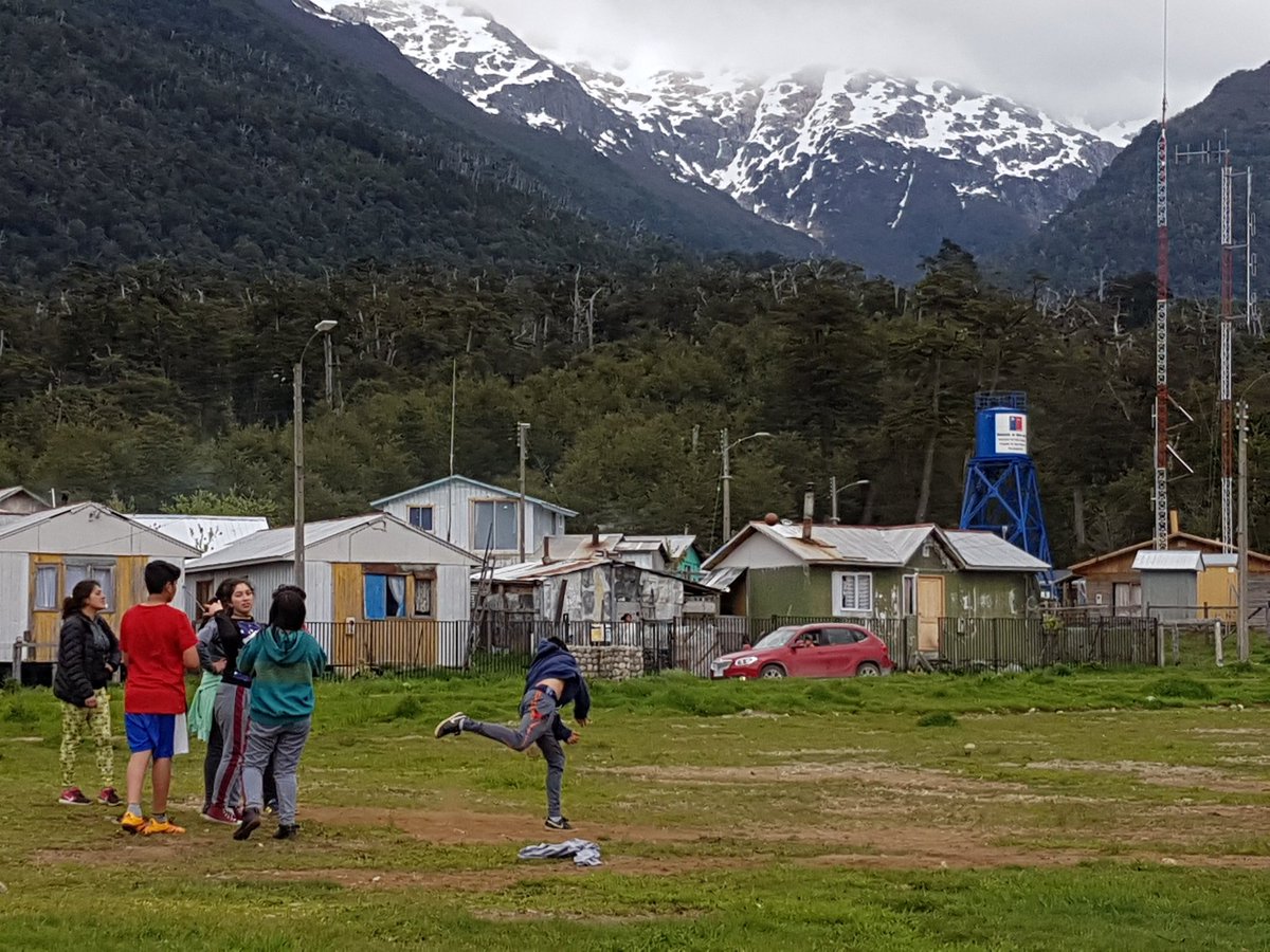 jgamo68's tweet photo. Una alegría por la Patagonia Chilena. Niños jugando a atletismo en lugar de fútbol. https://t.co/oTjJDSR5CB