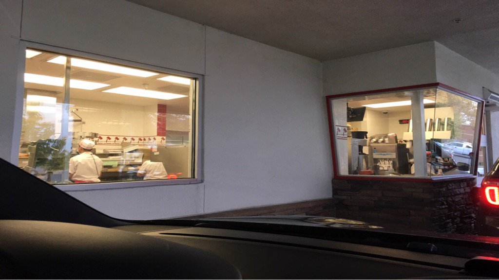MindTheQueue's tweet photo. #waittime of 12 mins from #MTQ for #InNOut Burger located at 570 Contra Costa Blvd,Pleasant Hill, CA 94523 https://t.co/jkPbYLS4HX