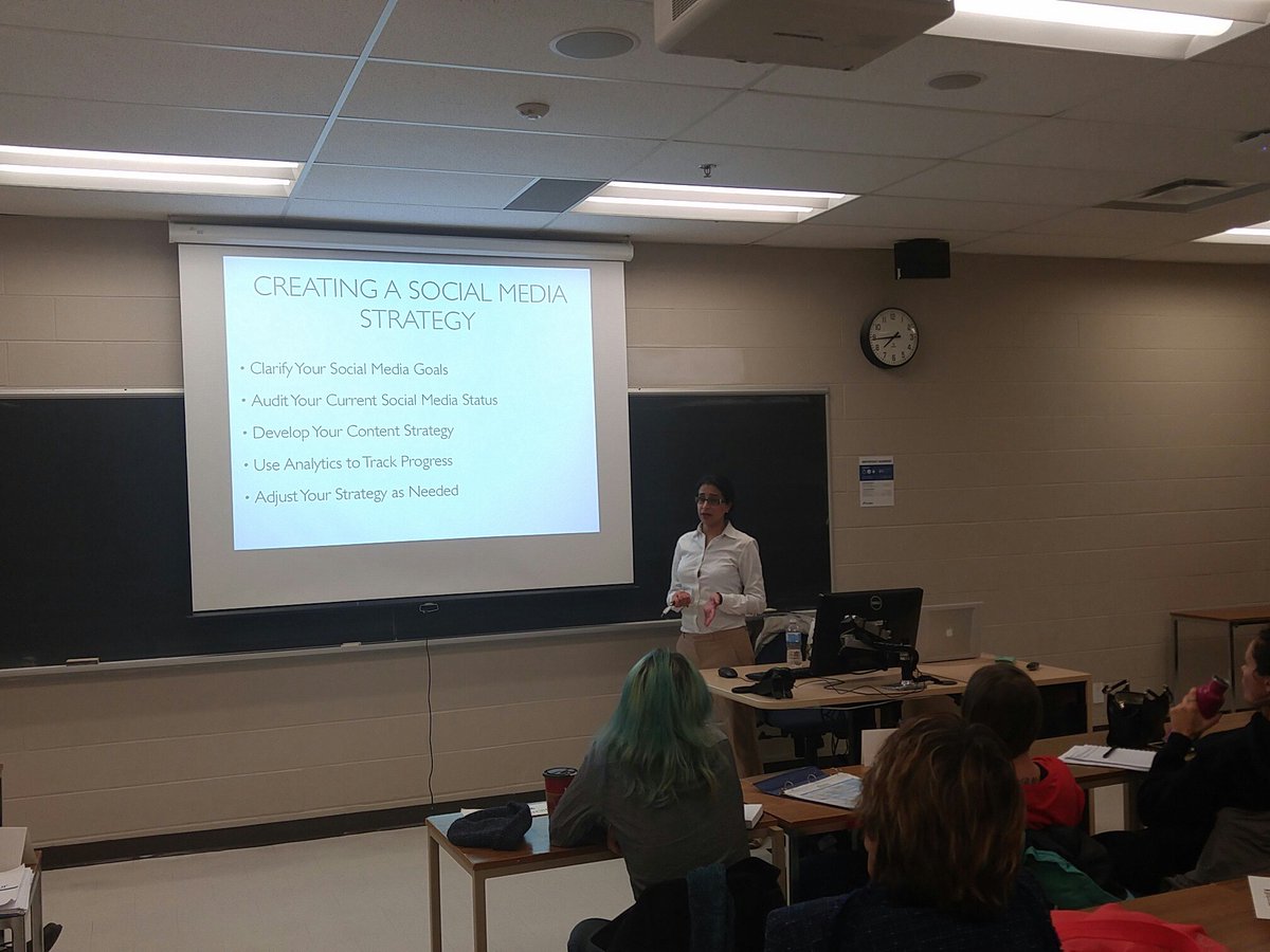 SBCBarrie's tweet photo. Getting in-depth #SocialMedia training from @ReeConsulting tonight! #ArtrepreneurBarrie @EARNCanada @GCHBEC @YorkRegionArts @cityofbarrie https://t.co/ADew5CNaqw