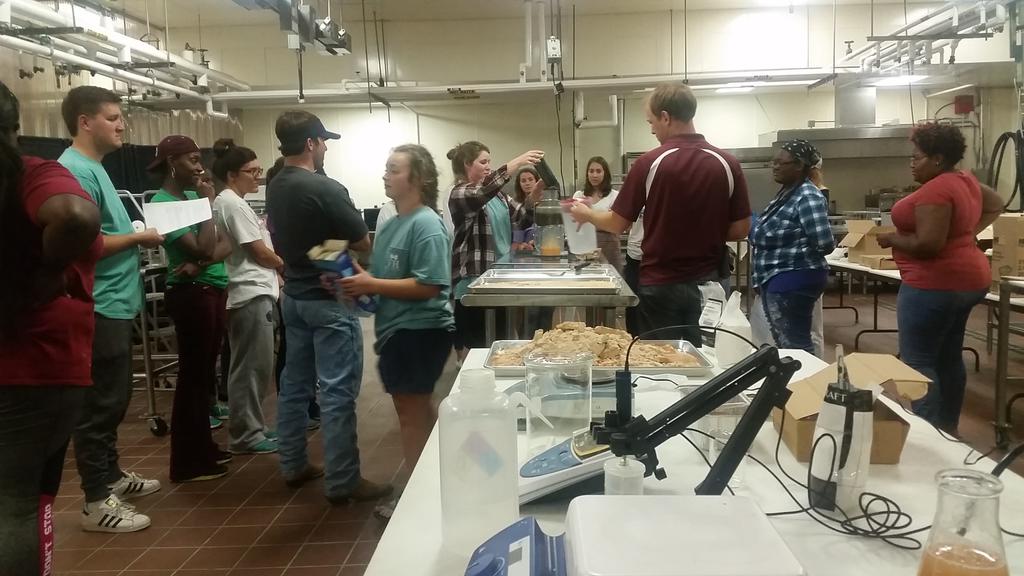cf617's tweet photo. @stephenlmeyers conducting a late night SP lab @SPChallengeMSU @MSU_AG @MSUExtService #sweetpotatochallenge https://t.co/oRxIIlPTWw