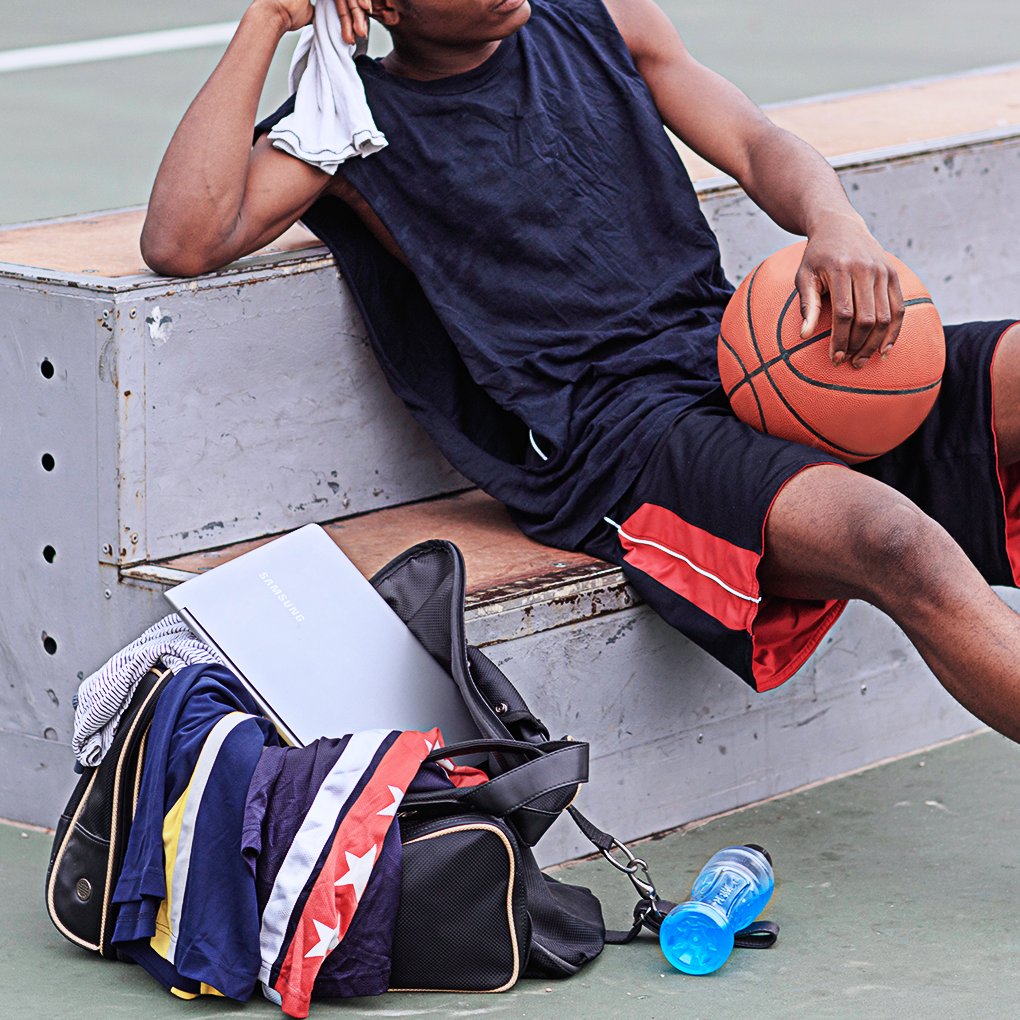 SamsungNotebook's tweet image. Just throw it in your gym bag and go. The #Notebook9 is built for #durability. #SamsungNotebook