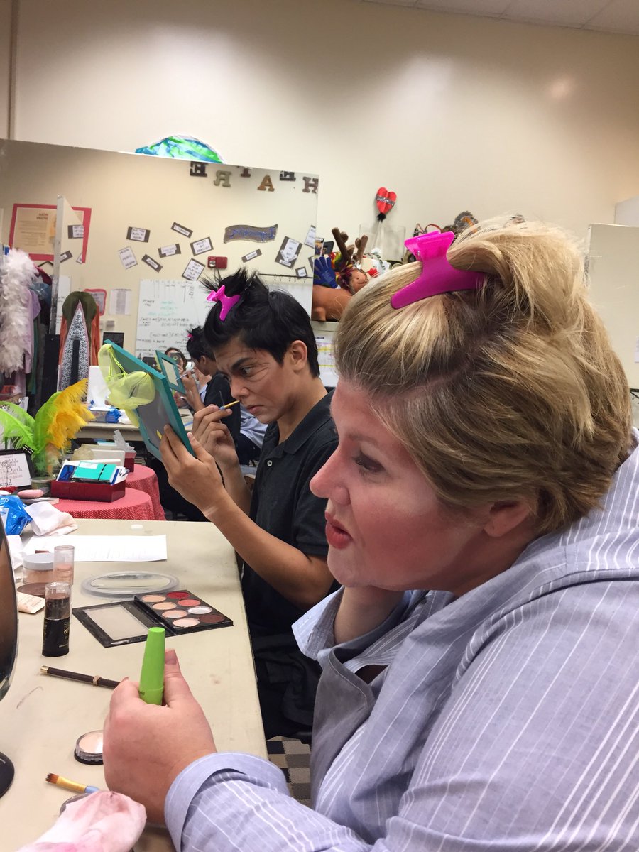 TheMeredithlong's tweet photo. STM theatre kids learn all about stage make-up. #stm1617 #theatre #halloween #makeup https://t.co/Peu0vAcR4z