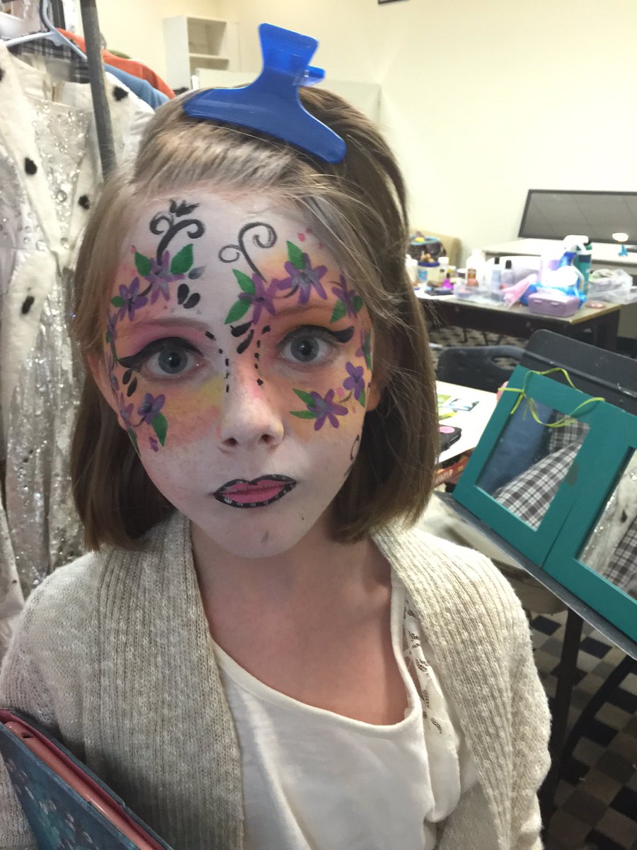 TheMeredithlong's tweet photo. STM theatre kids learn all about stage make-up. #stm1617 #theatre #halloween #makeup https://t.co/Peu0vAcR4z
