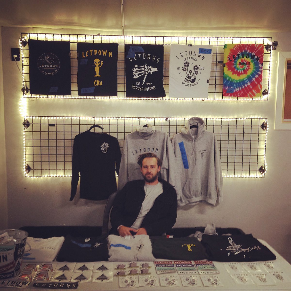 jakeO33's tweet photo. Merch set up for the night. #letdown #tour https://t.co/ZjPaXnMe07
