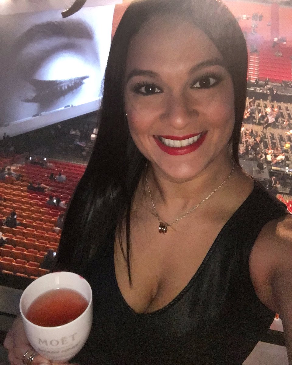 Limarys_Suarez's tweet photo. Hello @Adele! #adele25tour #alliask #loveinthedark #takeitall #oneandonly #makeyoufeelmylove https://t.co/aZNMTpcJQD