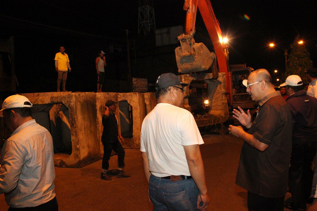 Eldin dan Akhyar Bergadang Awasi Pengerjaan Crossing medanrumahkita.com/eldin-dan-akhy…