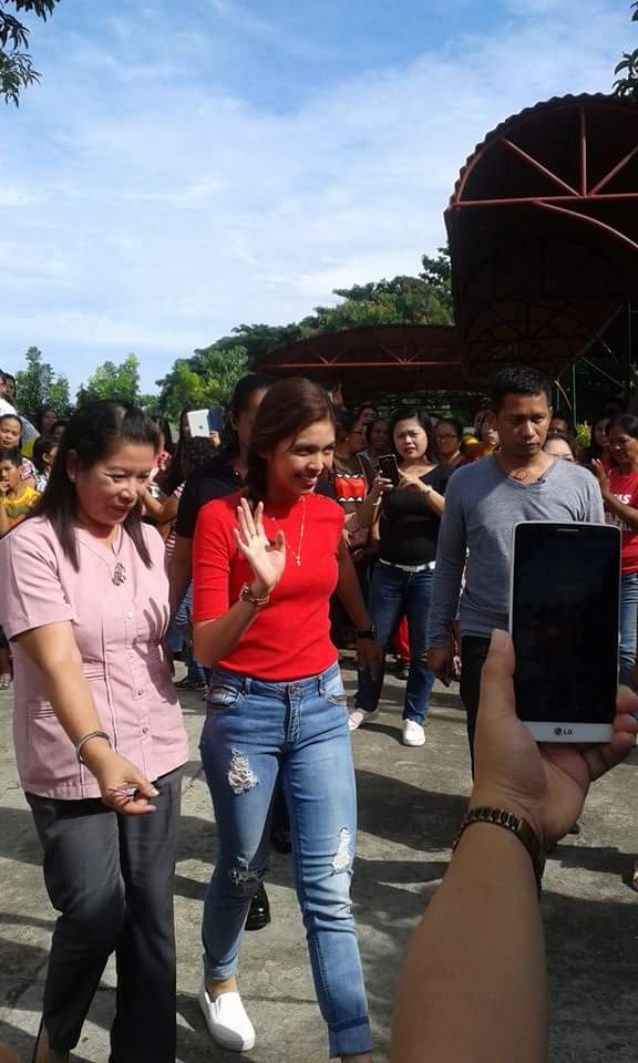 AldubMaidenPex's tweet photo. Maine at Tambacan Elementary School for ALDUB Library 😊

© Marian Nichole 
#ALDUBBuhayMayAsawa https://t.co/GNuvTgpT14