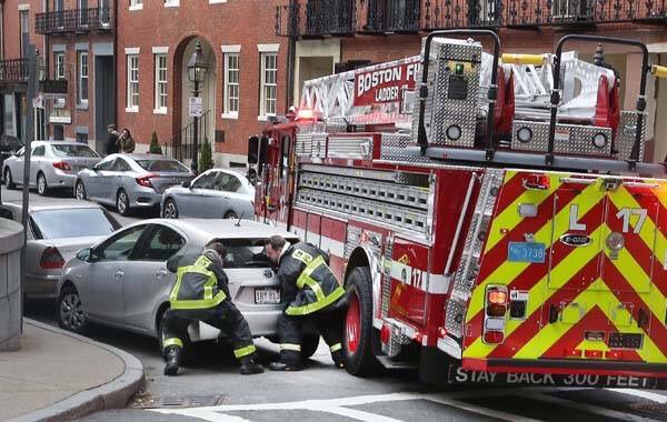 BillBrettBoston's tweet photo. The crew from @BostonFire Ladder 17 try to navigate the corner of Derne St in Beacon Hill. W/ @LOCAL_718 https://t.co/FeUbJINp12