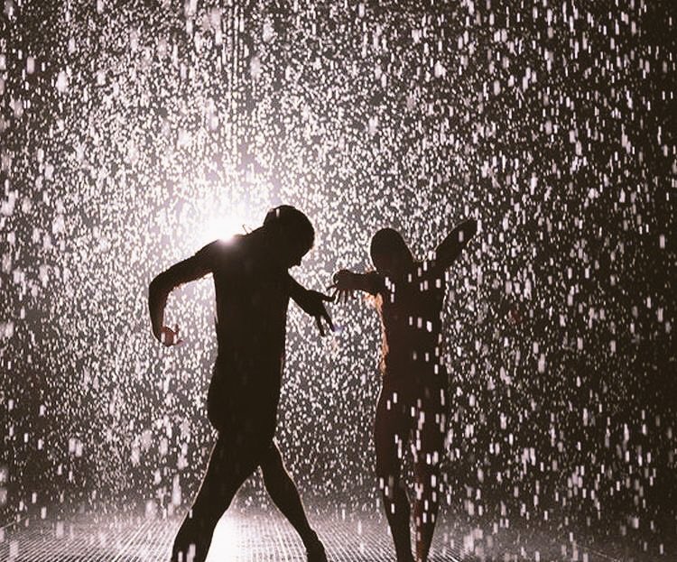 под дождем. танцы под дождем слушать. девушка под дождем. танцы под дождем. девушка танцует под дождем.