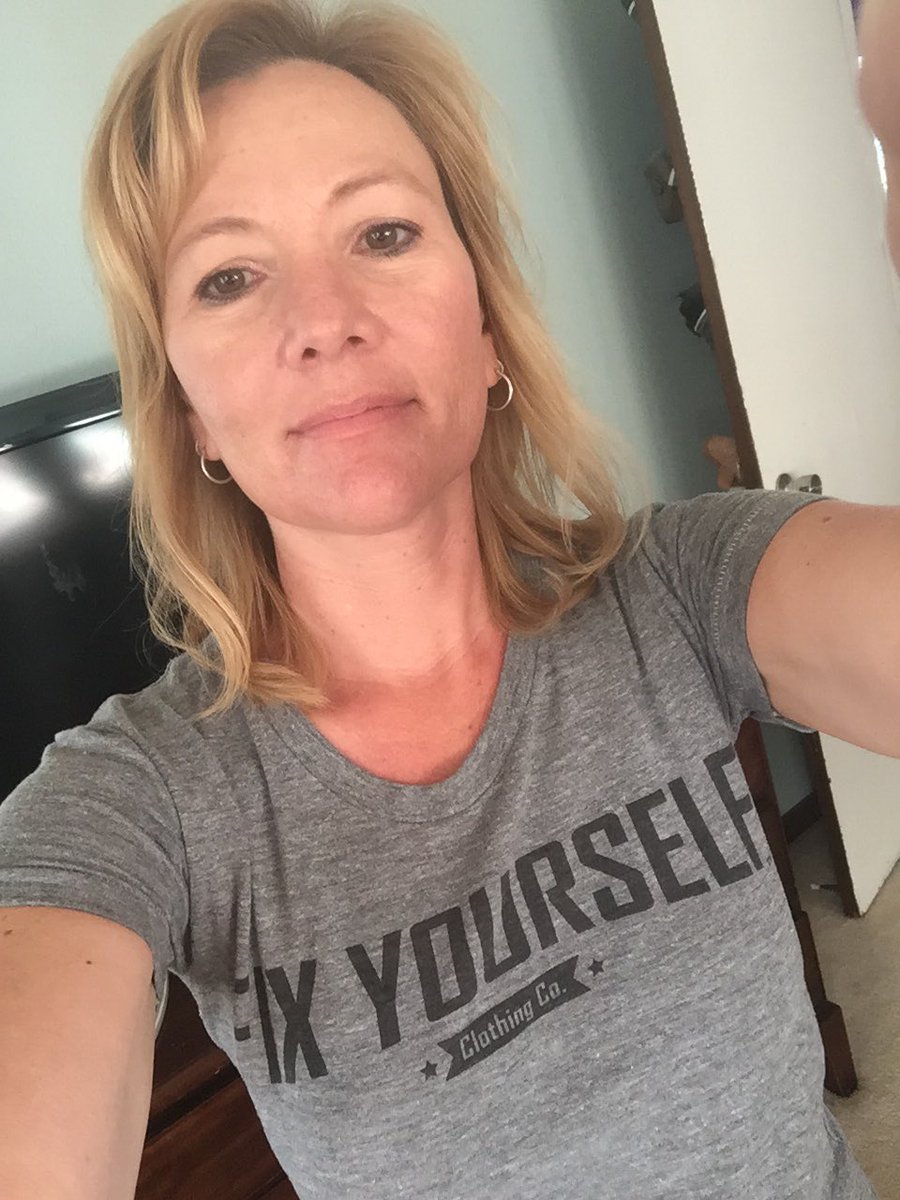LeslieMcArno's tweet photo. I love my new shirt. Great message! #fixyourself @FixYourselfUSA https://t.co/2TgAgPpXgC