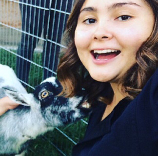MelodySapien's tweet photo. Like I'm sorry Mr. Goat, I just wanted a selfie😭🙃
He bit my hair #Not over it 🌿🐐#ImNotFood https://t.co/lp4XFehvBy