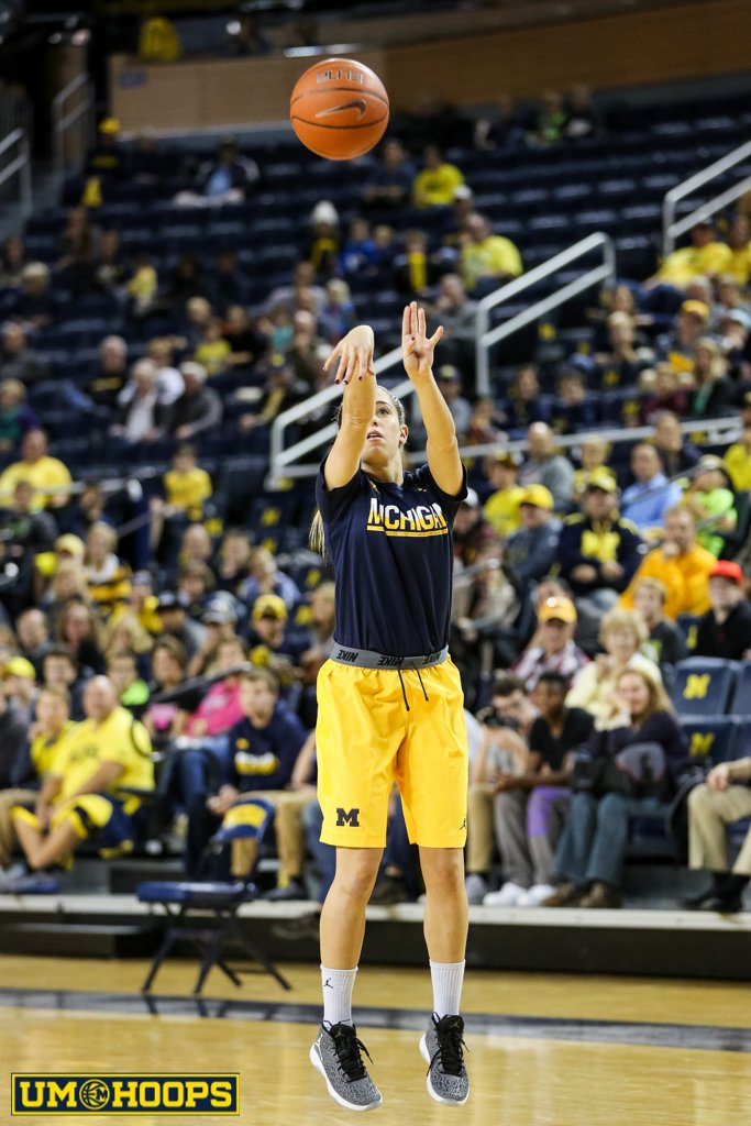 DJPhotoVideo's tweet photo. In a 3pt contest, Katelynn Flaherty knocked down 21/25. Duncan Robinson kept pace but went 20/25 after missing his last shot. https://t.co/Sc6tgqgrO5