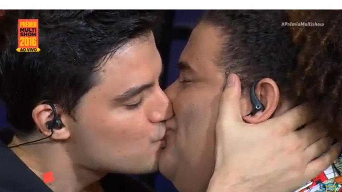 _jhonatasoares's tweet photo. #FeminhoPremioMultishow melhor beijo do ano, Parabéns @felipeneto https://t.co/9wdSu3SUjd