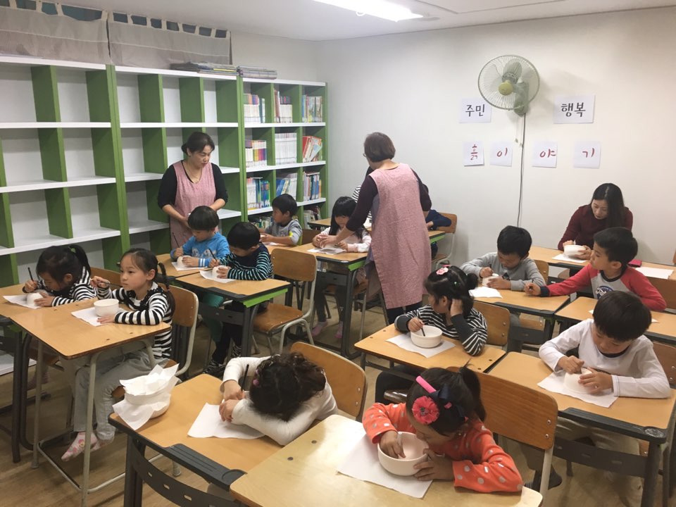 #성남시 #양지동제2복지회관 주민행복으로 지역주민들을 대상으로 흙 이야기가 진행되었습니다, 아이들은 밥공기와 국공기를 만들고 어르신과 어른들은 머그컵을 만들었습니다. 책을 보고 스마트폰을 참고하여 그림실력을 뽐내며 열심히 만들었습니다^__^