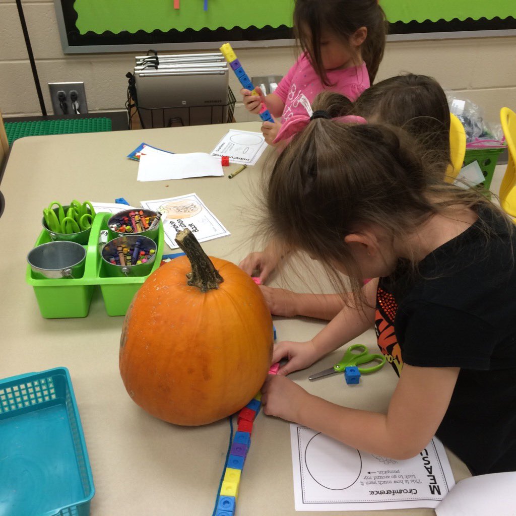 ReneeWodzinski's tweet photo. Using yarn, then cubes to measure the circumference around our pumpkins #bwls2020 https://t.co/ppbHdQ97FS