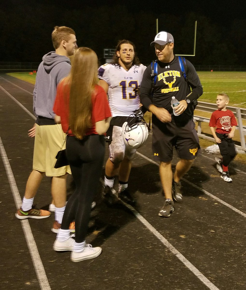 VitaminDee23's tweet image. Love that boy! Yes👉U @j_grace98  I can only imagine what you are telling🤔 Coach Achuff #defensivegenius #bffappreciationpost 😊