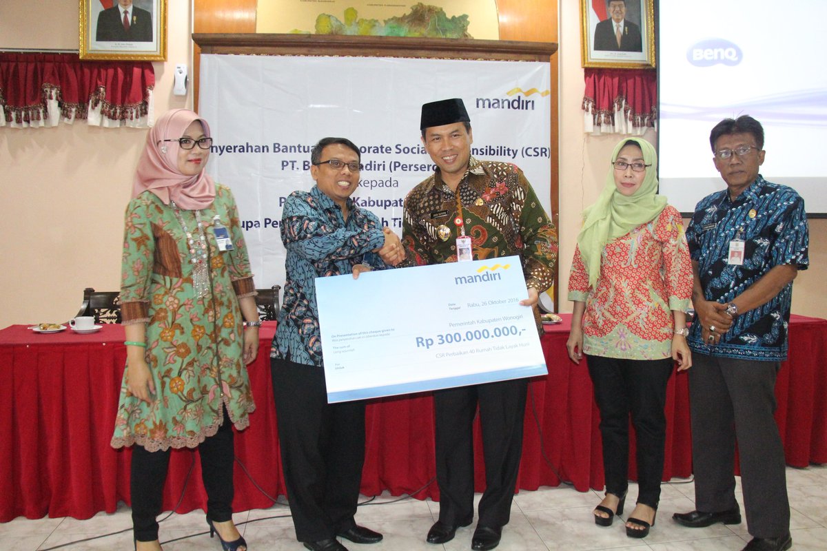 BupatiWonogiri's tweet photo. Penyerahan Bantuan CSR Bank Mandiri kpd Pemkab Wonogiri brupa Perbaikan 40 unit Rumah Tidak Layak Huni (26/10) #SesarenganMbangunWonogiri https://t.co/psrpIiRlEz