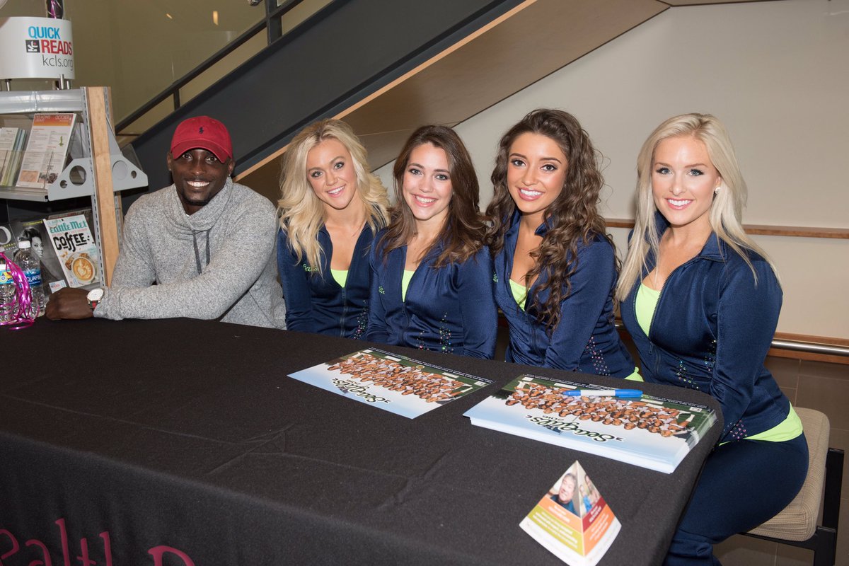SeahawksDancers's tweet photo. Loved being a part of #CrucialCatch Day! 💕 https://t.co/OWVnRoCv3v