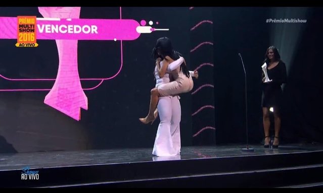 Rossinnhaa's tweet photo. Minhas bichinhas merecia demais ❤️@SimoneeSimaria_  parabéns é muito mais sucesso!Chora não coleguinhas #PremioMultishow https://t.co/w5HQEzsGaa