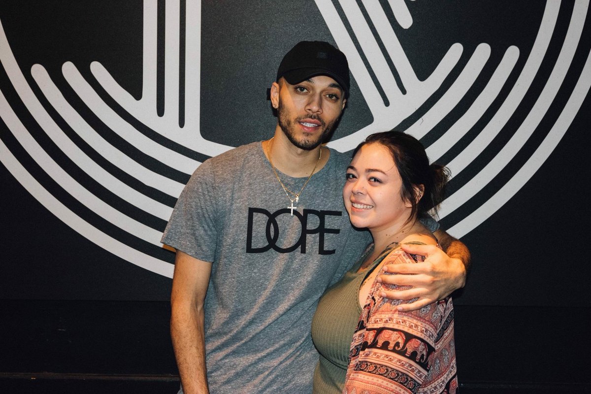 KWSource's tweet photo. Kalin with fans at the M&amp;G tonight in Los Angeles, CA! (10.25.16) - (11) https://t.co/d1dmKrNN9k