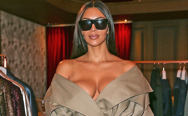 Celebs Share Support For Kim Kardashian After Paris Robbery

ew.com/article/2016/1…