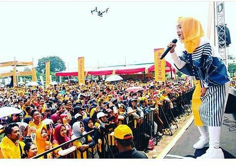 FatinisticJatim's tweet photo. @FatinSL : "itu yg banner dari medan, gak mungkin, jangan ngibul, gak mungkin"

wkwk :v https://t.co/lfkKJLlBod