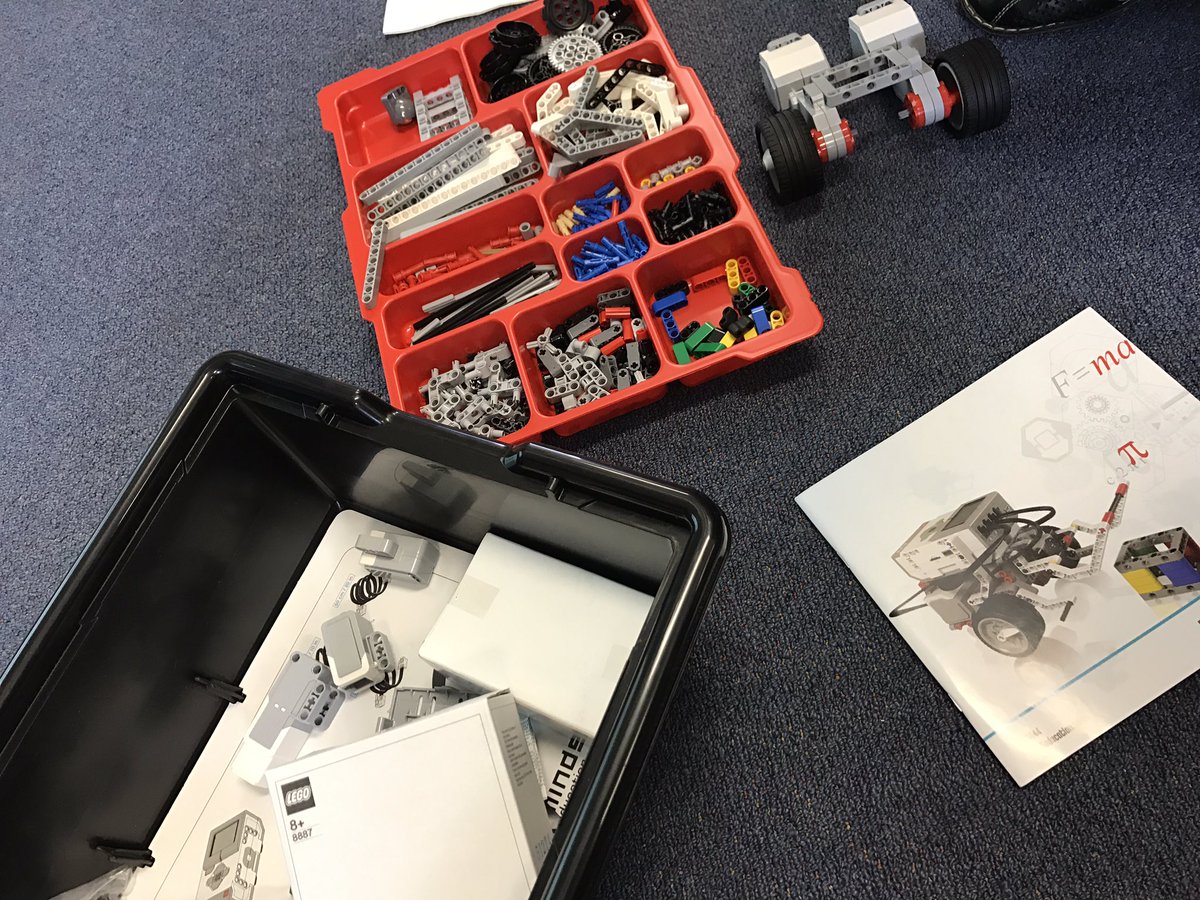 hca_91's tweet photo. Building a Robot TPL ! Teachers are now engineers too ! https://t.co/qmDXVe39gr