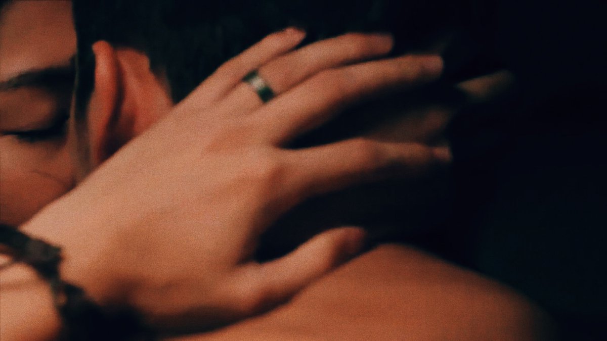 jdaesthetic's tweet photo. Skin on skin.

#TIMYTheExpressWedding https://t.co/nQoVbNwTH5