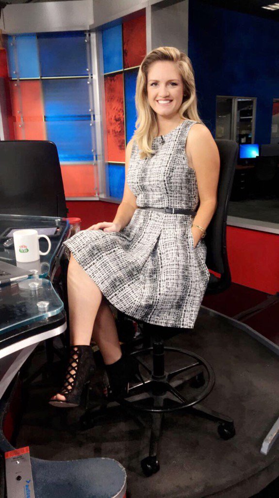 lindythackston's tweet photo. The moment you realize dress has pockets + it becomes THE BEST DAY EVER. #FOX59Morning #EvaForTheLimited @TheLimited https://t.co/l4oW9MAGBc