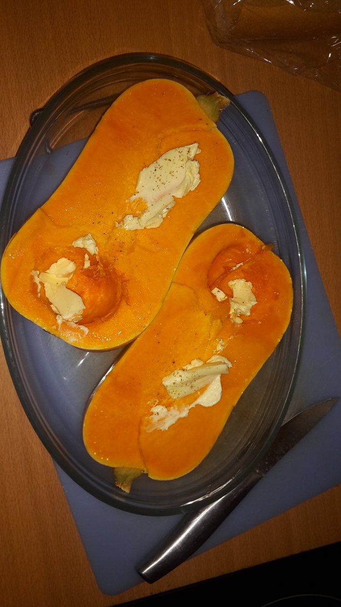 titouzecat's tweet photo. #EnCuisine aujourd'hui plus simple tu peux pas...
#Butternut que je vais faire rôtir au four😊
#BioEtBon https://t.co/RVMQWPidQf