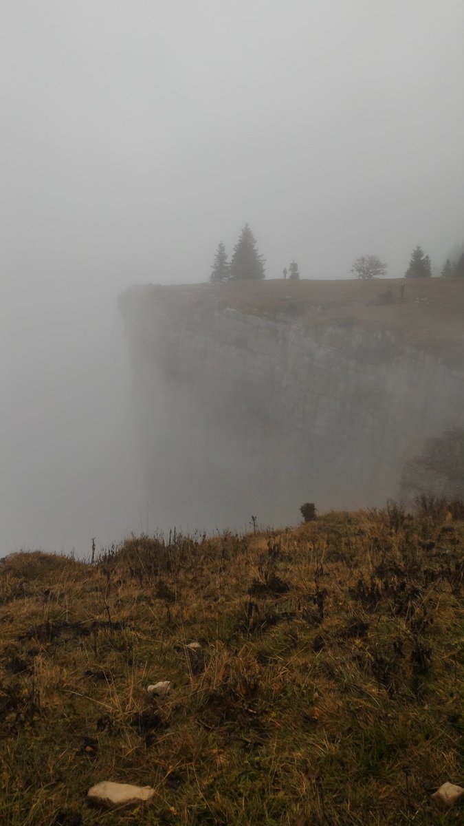 VoyagerLoin's tweet photo. Le Creux-du-Van sous le brouillard, attention à ne pas déraper ! @Jura3Lacs #Jura3Lacs https://t.co/4bHRNgC8ac