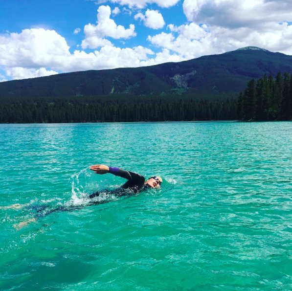 DeepFreeze_UK's tweet photo. Wake up with an #openwaterswim to get rid of the morning fog. A gorgeous day on #LakeAnnette, in #Alberta #Canada.
Photo: @delightfullyash https://t.co/cwZ2n6GLcs