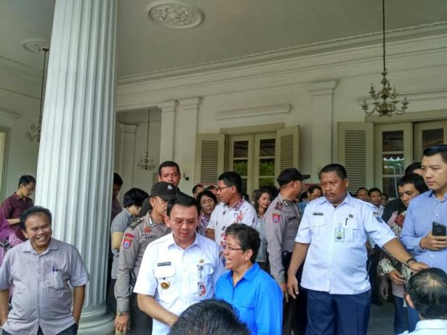 Metro_TV's tweet photo. [Populer] Hari Terakhir Ngantor, Ahok 'Digeruduk' Warga https://t.co/HtBoXUzbAi https://t.co/wfjoFXcmO0