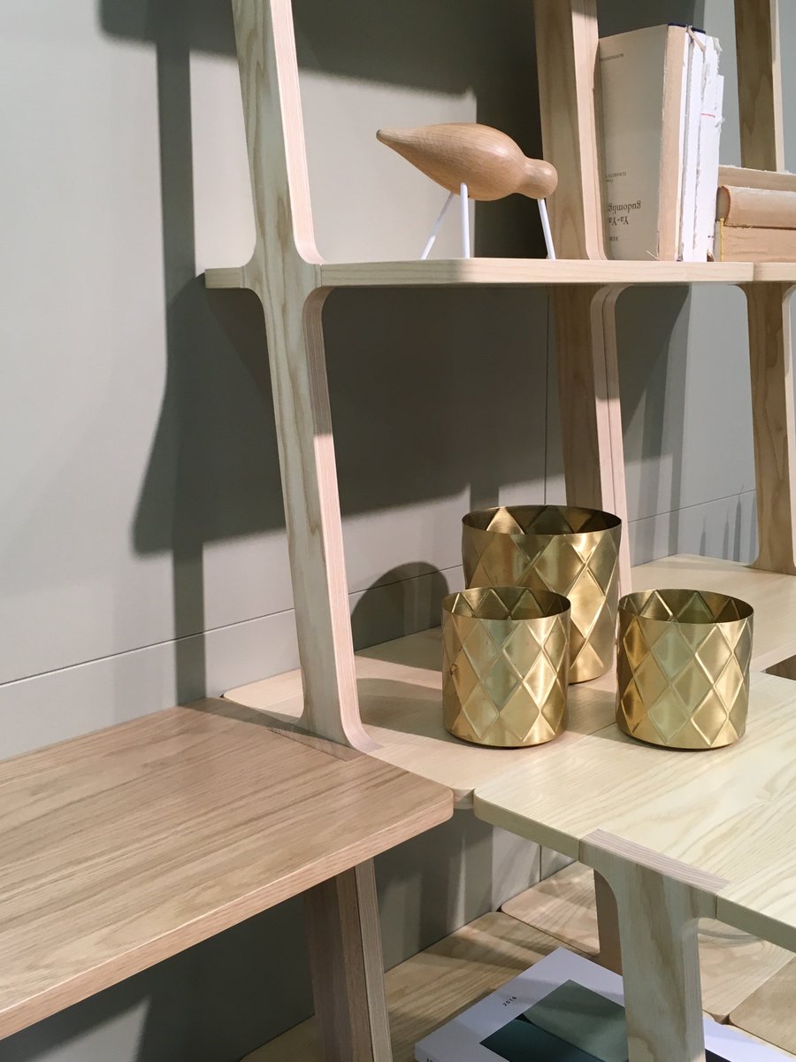 FormicaGroupEU's tweet photo. #orgatec2016 Love mix of 3 blond oaks/ ash with brass accessories #swedese Very scandi! ^eh https://t.co/A6W6n0prfo