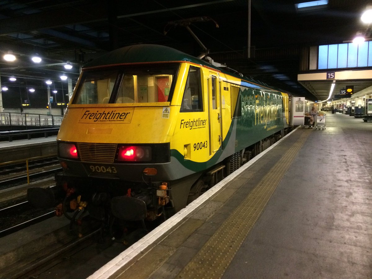 train_master73's tweet image. Not a bad line up for the sleepers at Euston today. @CaleyRail #sleepertrain #train #londoneuston